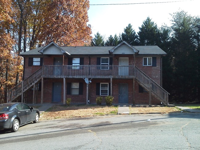 1502 Oakshire Ct in Winston-Salem, NC - Building Photo - Building Photo