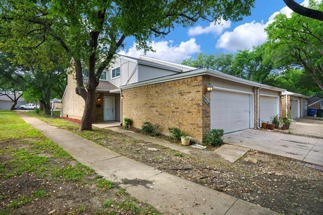 property at 2716 Creekwood Ct