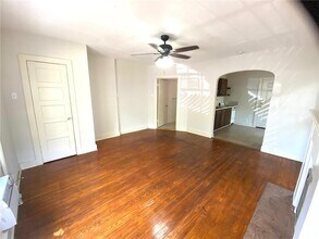 1300 E Cesar Chavez St in Austin, TX - Building Photo - Building Photo