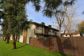 River Oaks in Bakersfield, CA - Building Photo - Building Photo