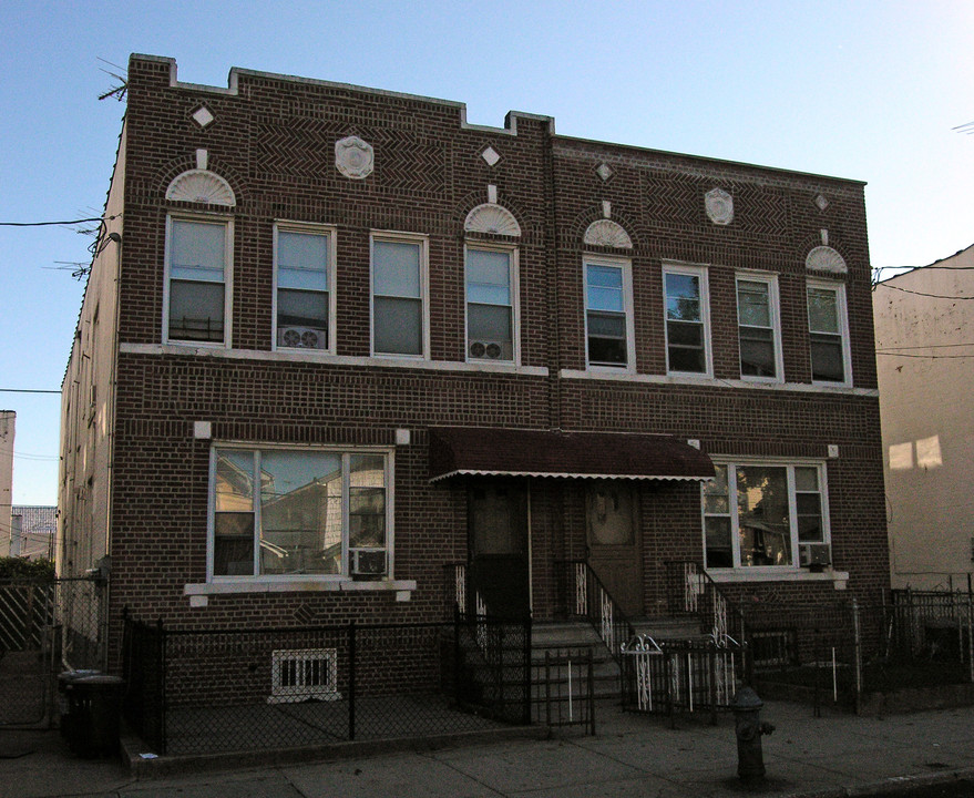 2415 Benson Ave in Brooklyn, NY - Foto de edificio