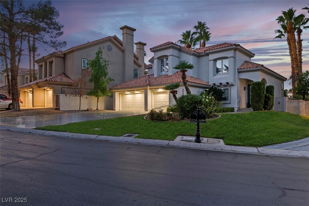 8848 Rainbow Ridge Dr in Las Vegas, NV - Foto de edificio