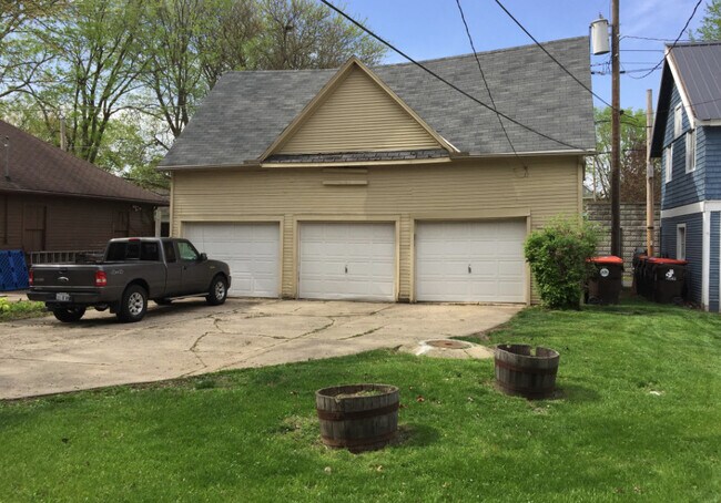 1113 W Moss Ave in Peoria, IL - Foto de edificio - Building Photo