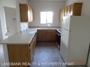 5655 E Sahara Ave-Unit -UNIT 2026 in Las Vegas, NV - Foto de edificio - Building Photo