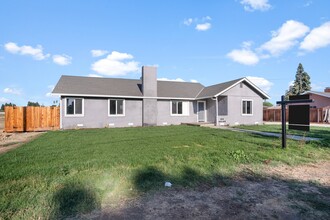 3331 Story Rd in Denair, CA - Foto de edificio - Building Photo