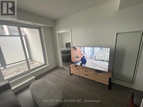 705 Davis Dr in Newmarket, ON - Building Photo - Building Photo