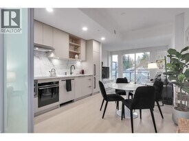 422 E 3rd St in North Vancouver, BC - Building Photo