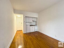 257 E 61st St in New York, NY - Building Photo
