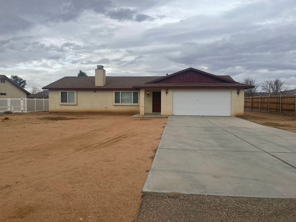 22164 Broken Lance Rd in Apple Valley, CA - Foto de edificio