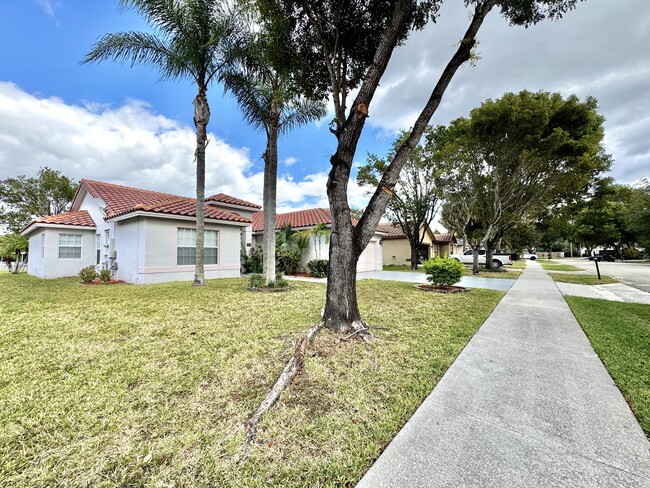 4731 NW 75th St in Pompano Beach, FL - Building Photo - Building Photo