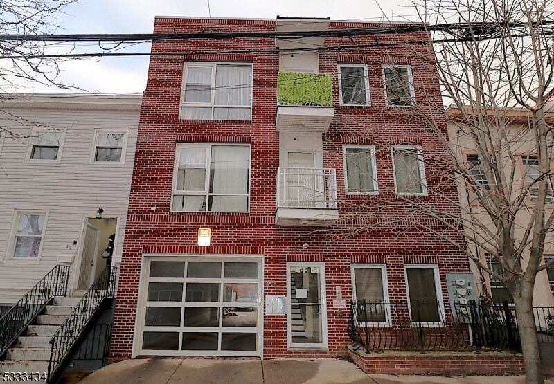 48 Union St, Unit 1 in Newark, NJ - Building Photo