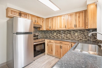 Lookingglass Apartments in Roseburg, OR - Foto de edificio - Building Photo