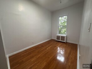 927 Grand St in Brooklyn, NY - Building Photo - Building Photo