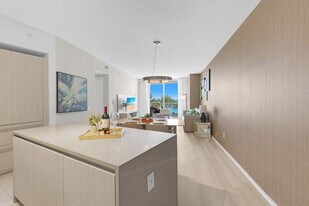 4111 S Ocean Dr in Hollywood, FL - Building Photo