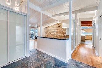 524 N Manus Dr in Dallas, TX - Building Photo - Building Photo