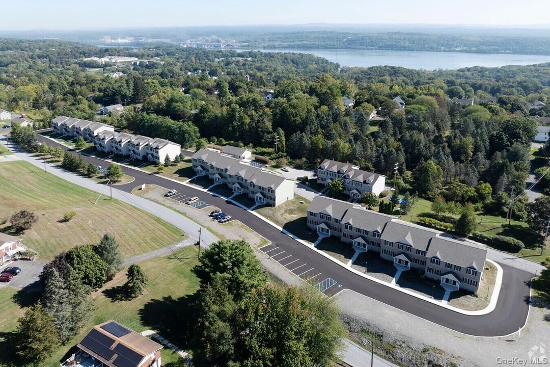 75 Hudson Cir in Marlboro, NY - Foto de edificio