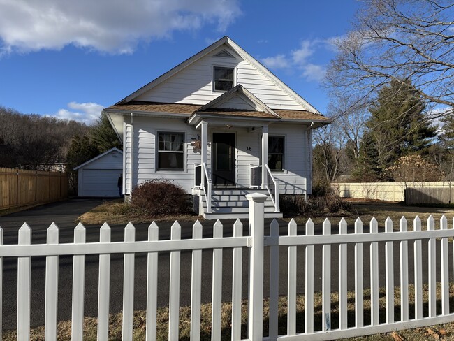 36 Sugar St in Newtown, CT - Building Photo - Building Photo