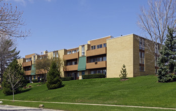 Pleasant Lake Apartments in Parma, OH - Building Photo - Building Photo