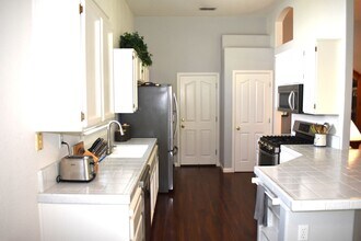 3230 Grimshaw Way in Elk Grove, CA - Building Photo - Building Photo