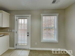 1048 Whispering Woods Dr in Canton, GA - Foto de edificio - Building Photo