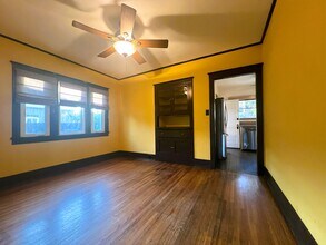 323 W Walnut Ave in Monrovia, CA - Building Photo - Building Photo