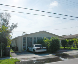 326-328 NW 61st Ter in Hollywood, FL - Building Photo - Building Photo