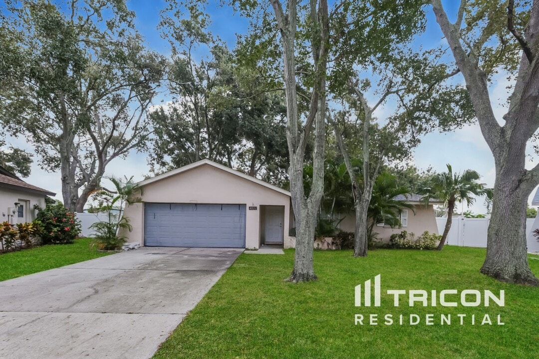 4031 Portsmouth Rd in Largo, FL - Building Photo