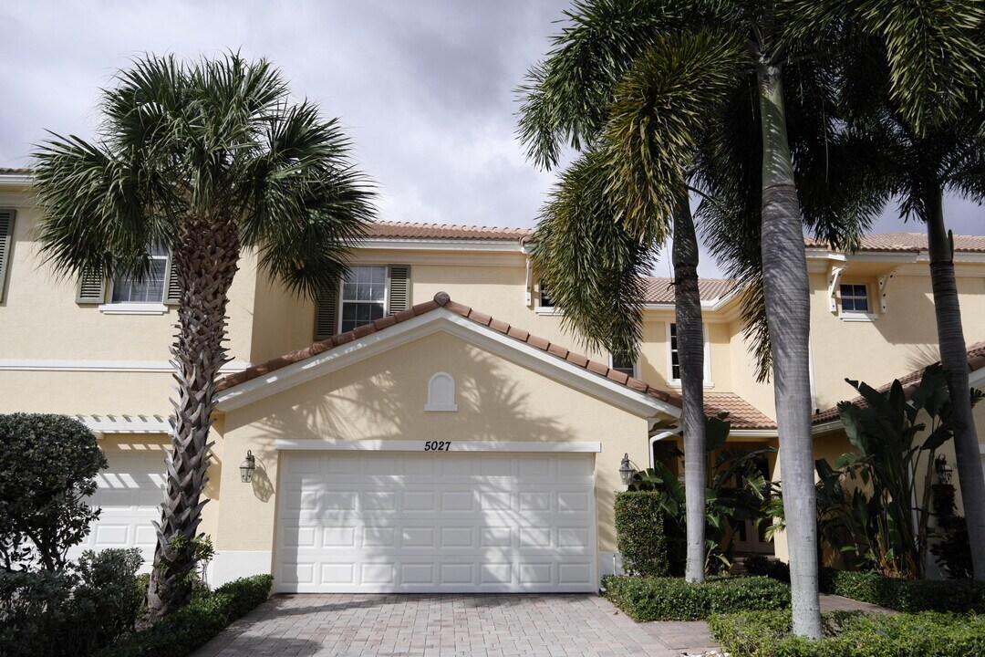 5027 Dulce Ct in Palm Beach Gardens, FL - Building Photo