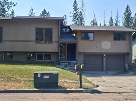 924 E Bedivere Dr in Spokane, WA - Building Photo