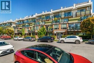 728 14th St W in North Vancouver, BC - Building Photo
