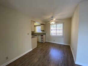 300 E Tujunga Ave in Burbank, CA - Building Photo - Building Photo