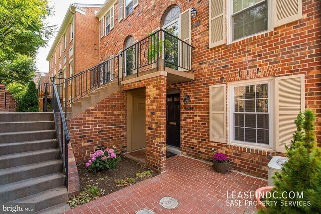 3299 Sutton Pl NW in Washington, DC - Building Photo - Building Photo