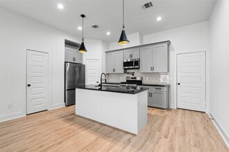 2213 Lee St in Houston, TX - Building Photo - Building Photo