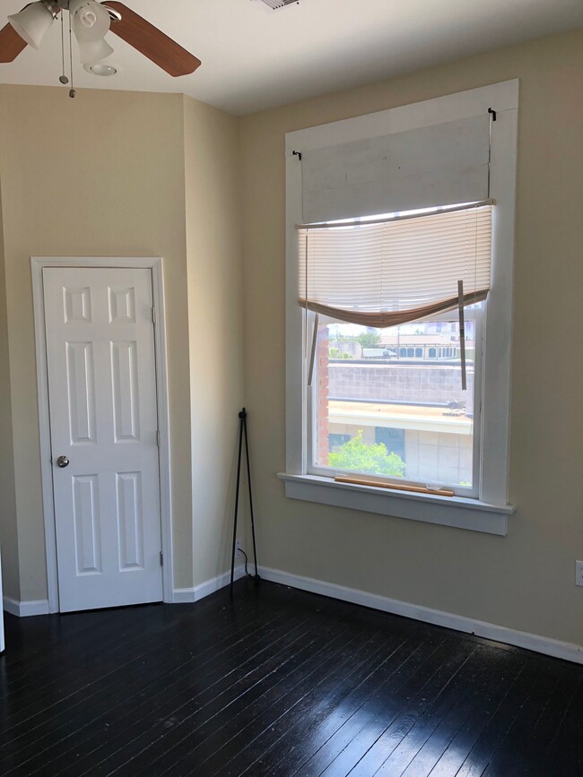 524 23rd St, Unit E in Galveston, TX - Building Photo - Building Photo