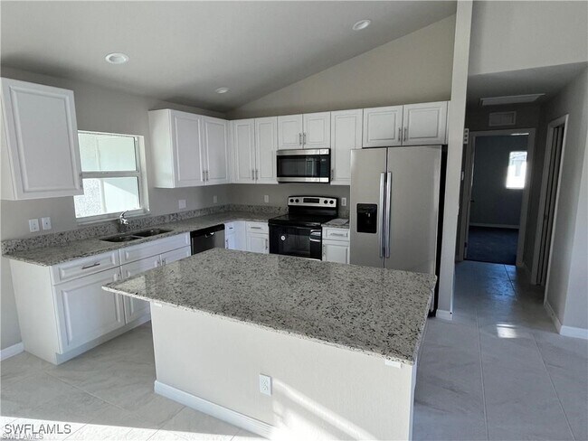 4334 SW 9th Pl in Cape Coral, FL - Building Photo - Building Photo