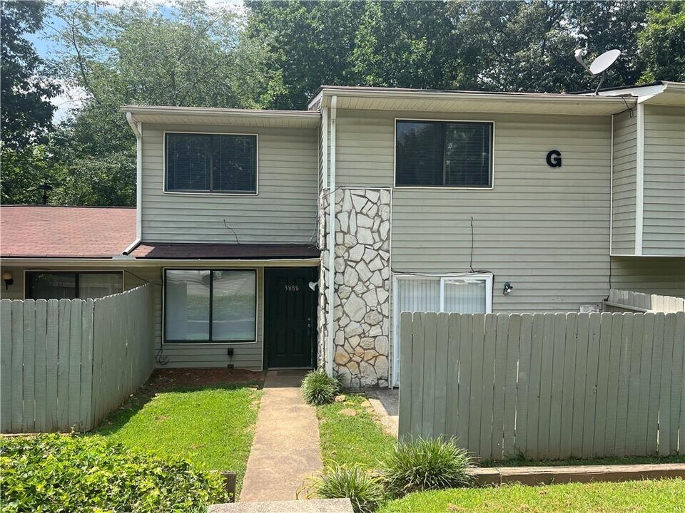 3888 Mulkey Cir SW in Marietta, GA - Building Photo