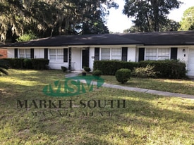 6 S Stillwood Cir in Savannah, GA - Building Photo