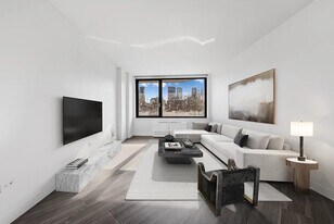 250 E Houston St, Unit 5J in New York, NY - Building Photo