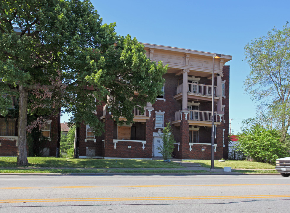 2615-2617 E Linwood Blvd in Kansas City, MO - Building Photo