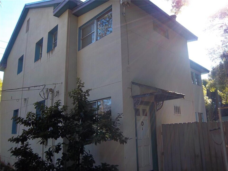 220 SE 8th St in Gainesville, FL - Building Photo
