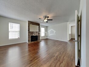 5318 Ian Dr in McLeansville, NC - Foto de edificio - Building Photo