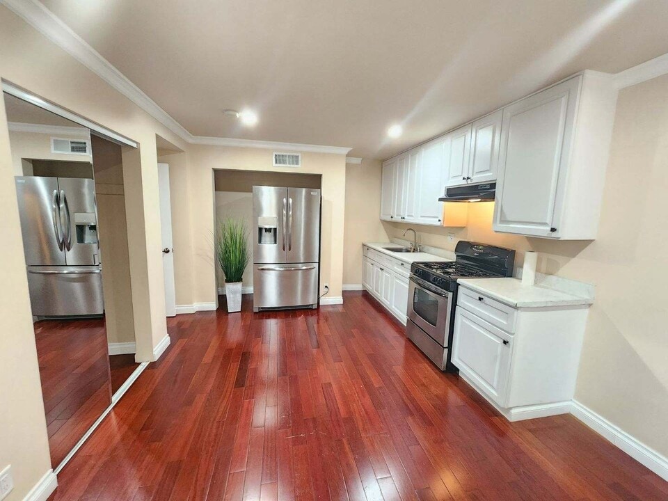 16331 Shamhart Dr, Unit B in Los Angeles, CA - Building Photo