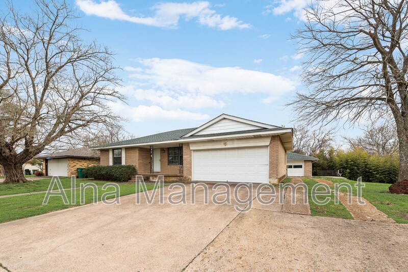 926 Harrington Dr in Cedar Hill, TX - Building Photo