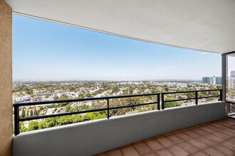 4316 Marina City Dr, Unit 1033 in Marina Del Rey, CA - Building Photo - Building Photo