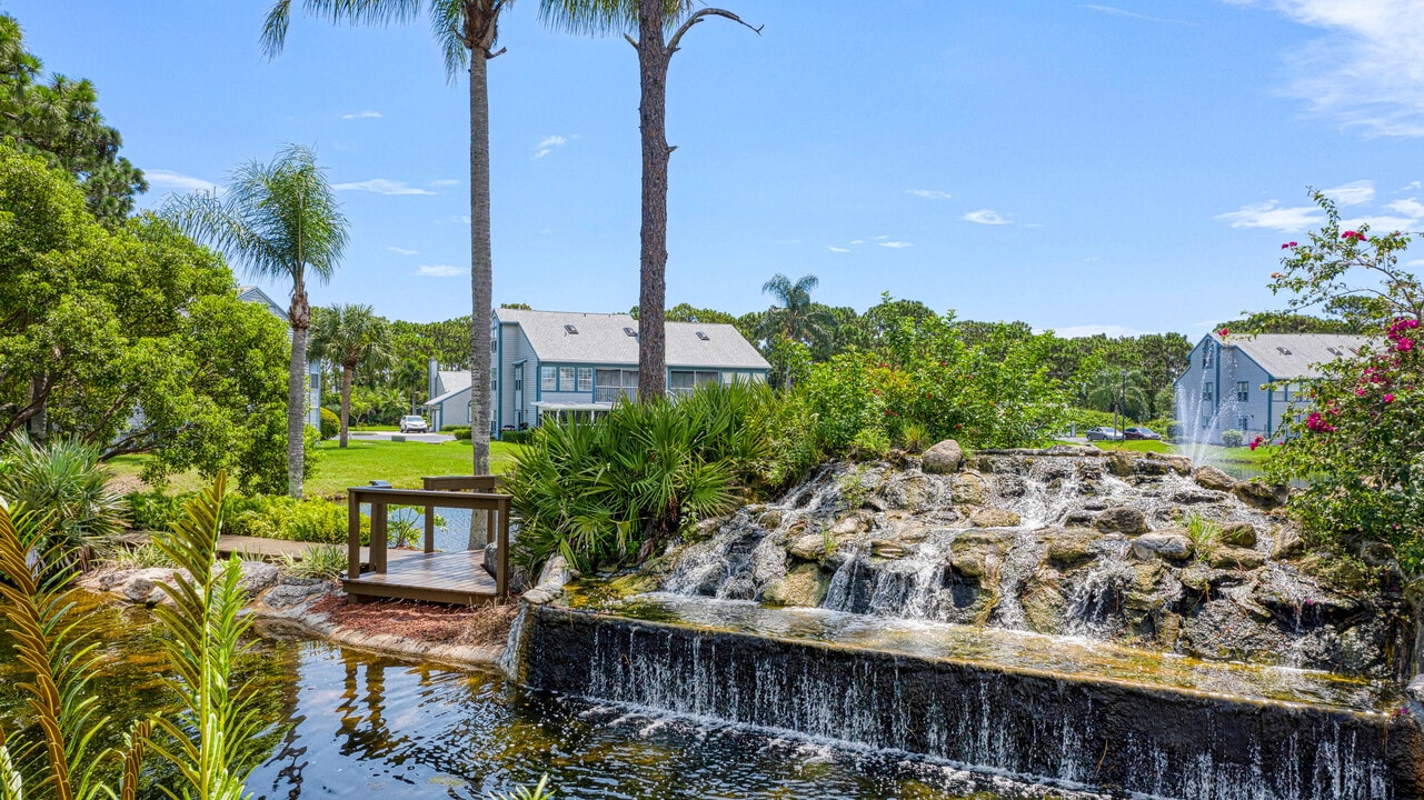 Lake in the Woods in Melbourne, FL - Building Photo