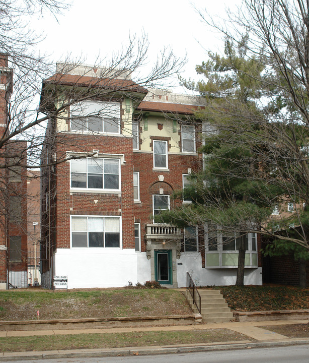 San Dora Apartments in St. Louis, MO - Building Photo