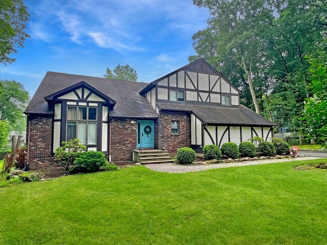 property at 8 Cathy Ct