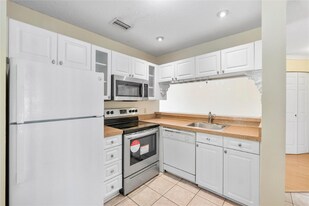 967 Coral Club Dr in Coral Springs, FL - Building Photo