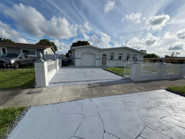 2250 NW 192nd Terrace in Miami Gardens, FL - Building Photo - Building Photo