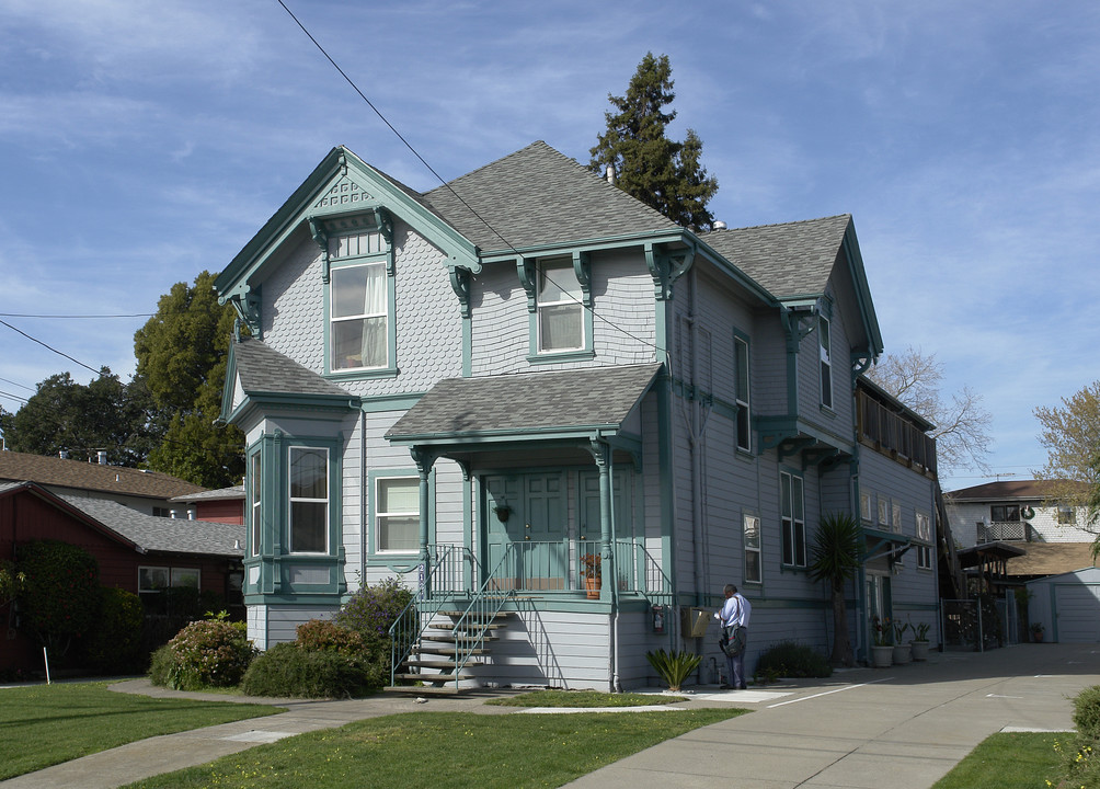 2137 Clinton Ave in Alameda, CA - Building Photo